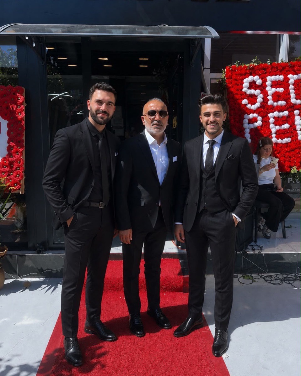 Soner Elik çalışırken